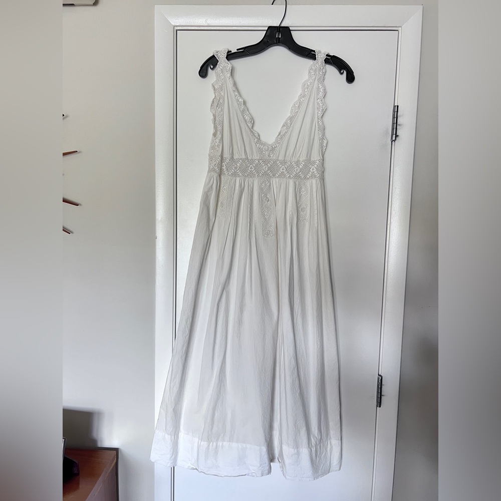 Dôen White Cotton Nightgown with cotton embroidery
